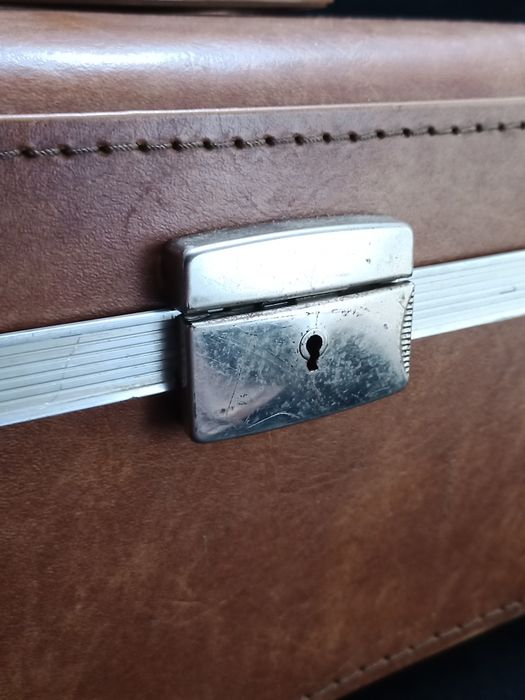 Necessaire antiga forrada a pele