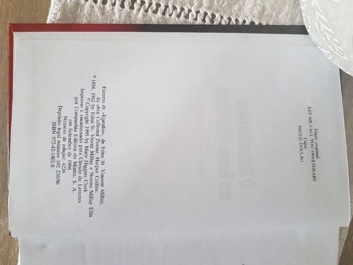 Livro "O Estranho Caso das Rosas Vermelhas"