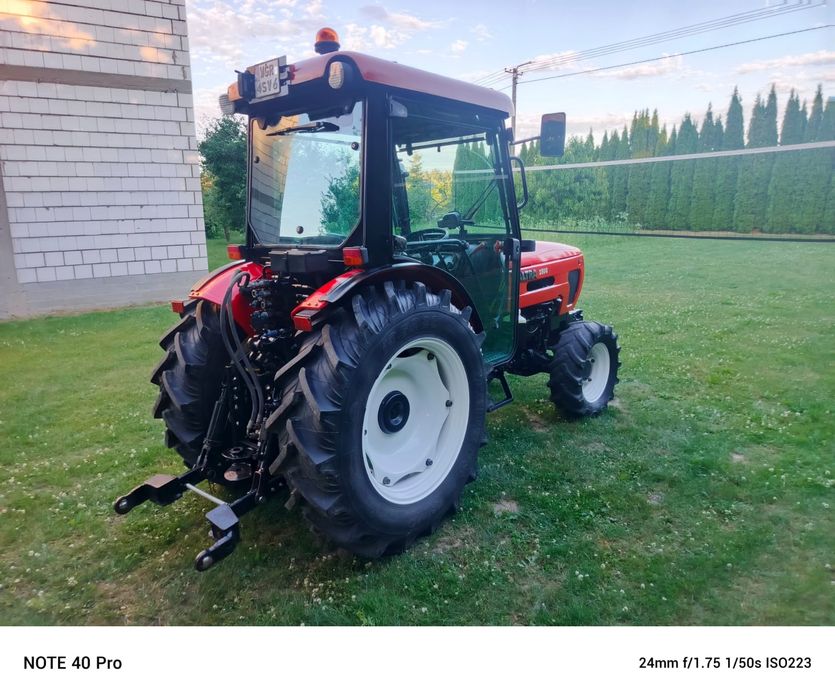 Ciągnik sadowniczy Valtra 3500v