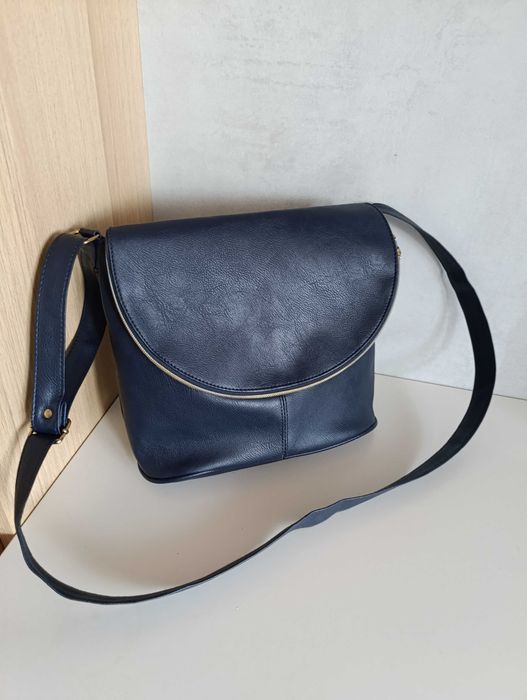 Torebka na ramię na długim pasku