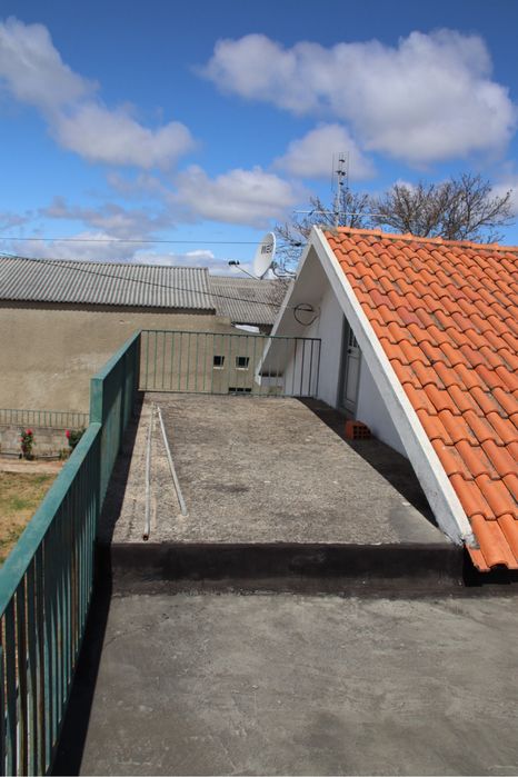 Terreno  com moradia T3 e com furo .