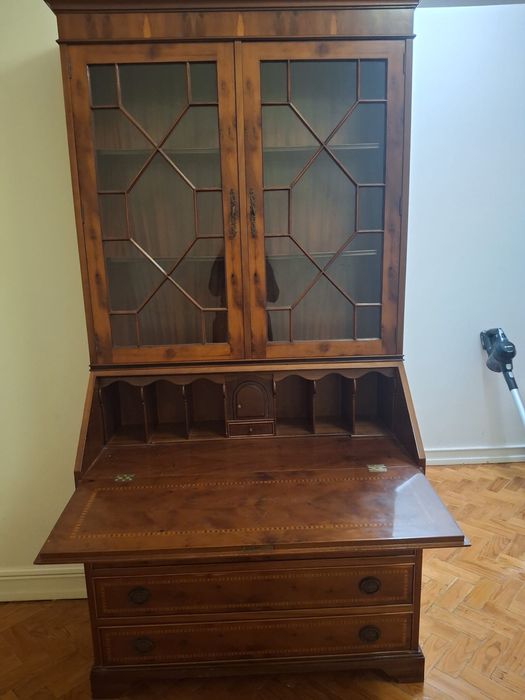 Escrivaninha / bureau em madeira com vitrine – estilo clássico