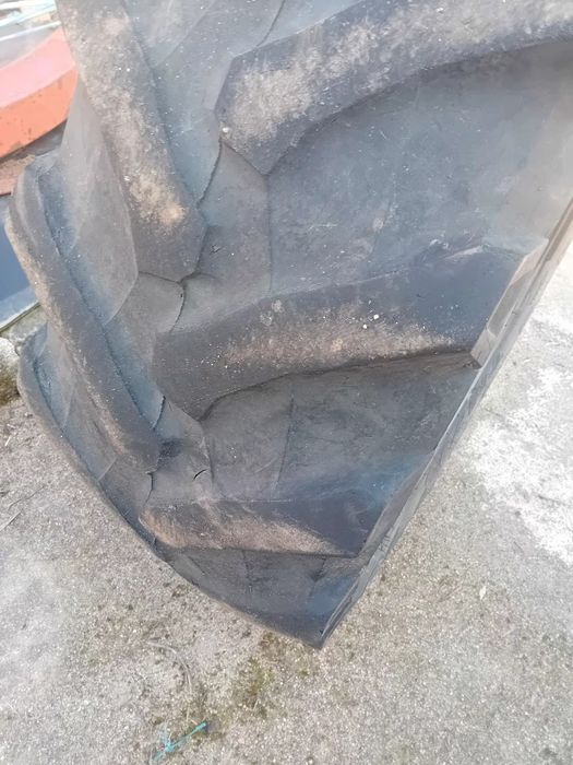 Pneu agricola radial 9 com algum piso