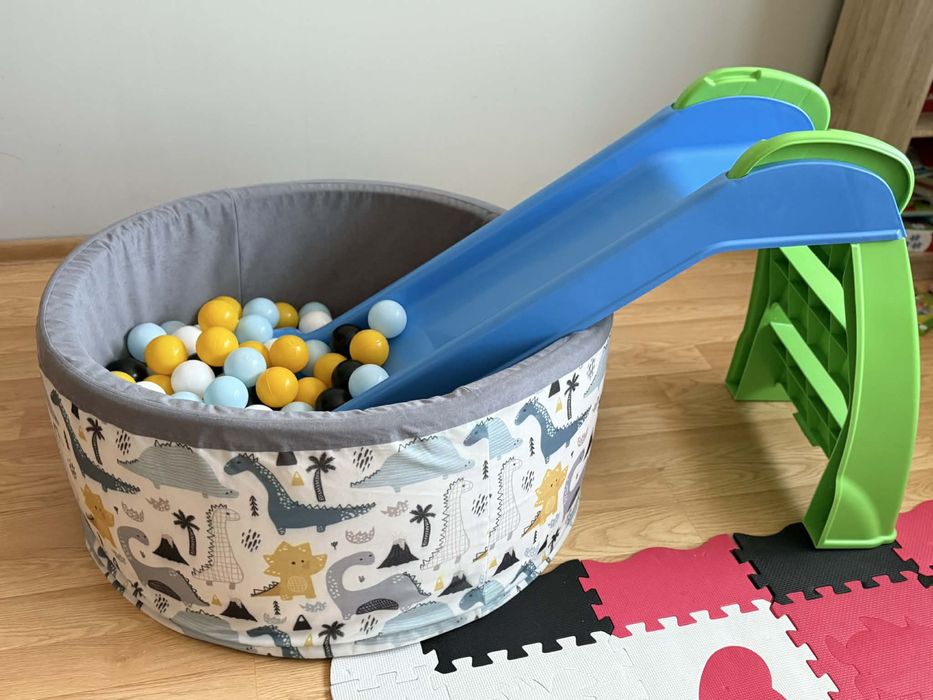 Basen z kulkami i zjeżdżalnia