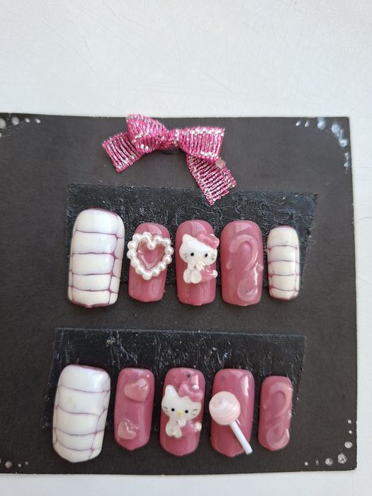 Накладные ногти РУЧНАЯ РАБОТА + клей . ЦЕНА символическая !

Р