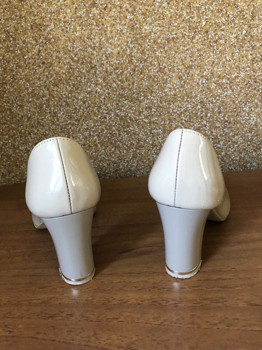 Жіночі туфлі з відкритим носком