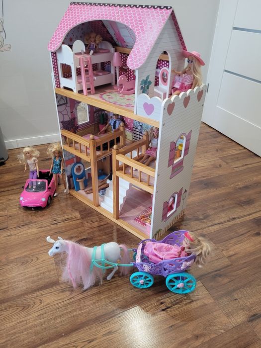 Drewniany domek dla lalek