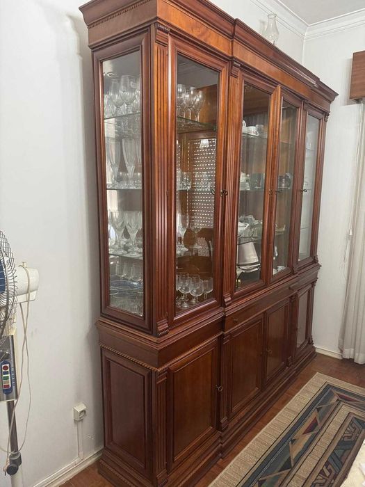 venda  de móveis em ótimo estado mesa , cadeiras e 2 estantes