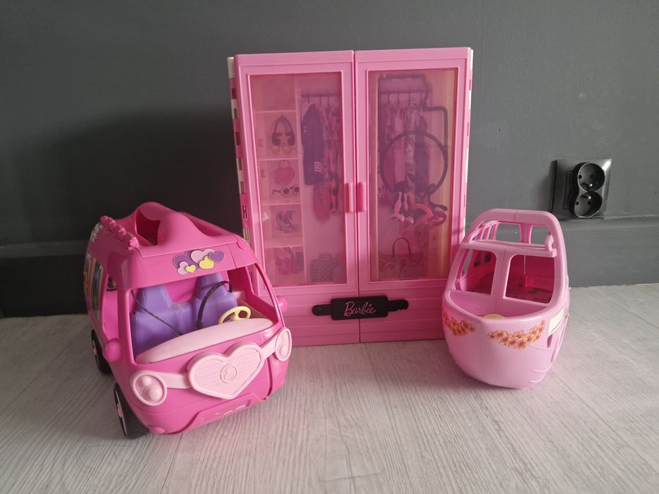 Oddam szafę Barbie i dwie inne zabawki