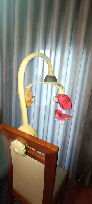 Mobile da marca Chicco para berço de bebê.