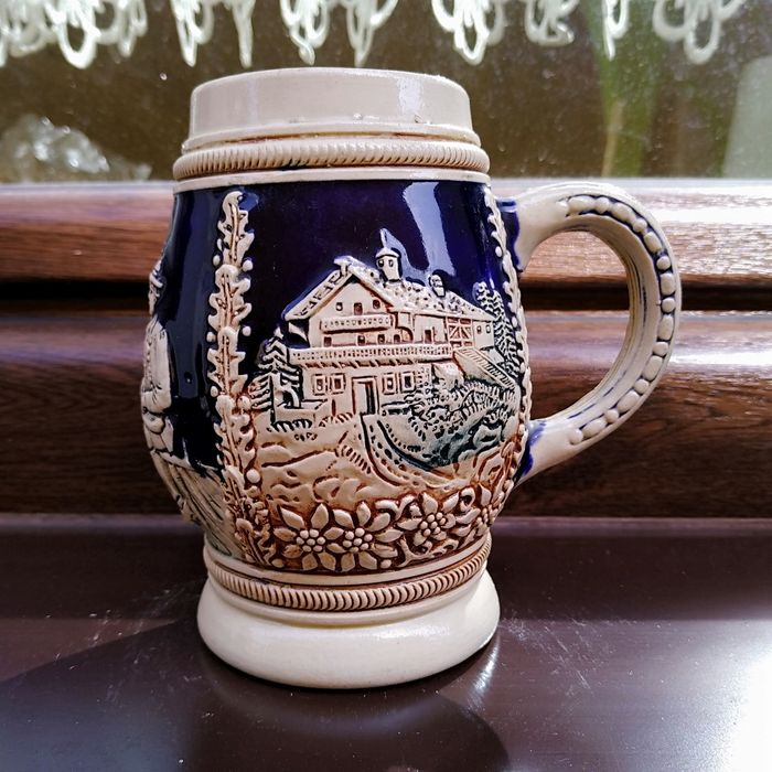 Stary kufel dekoracyjny