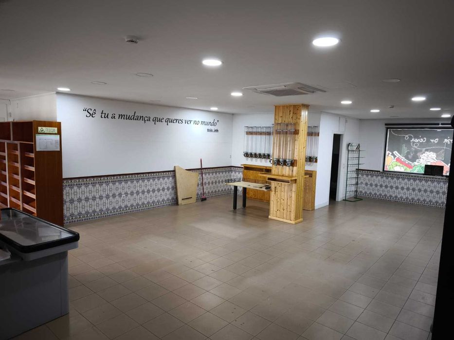 Loja comercial com boa exposição e localização - Póvoa de Santa Iria