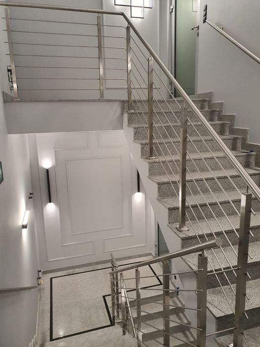 Balustrady ze stali nierdzewnej, malowane.