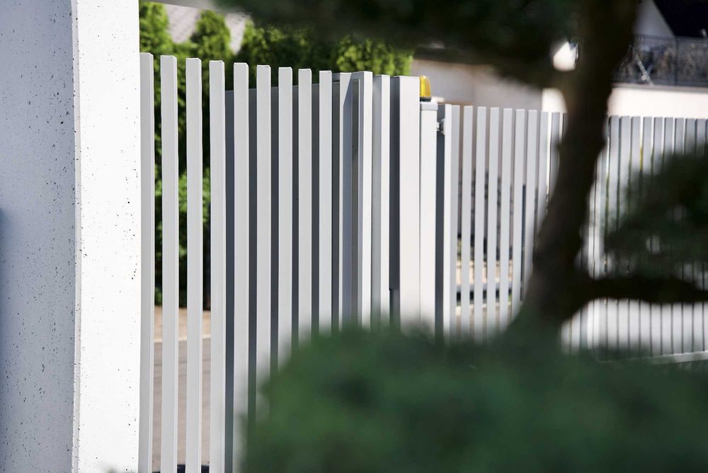 ogrodzenie grzebieniowe aluminiowe pionowe profile mur betonowy L
