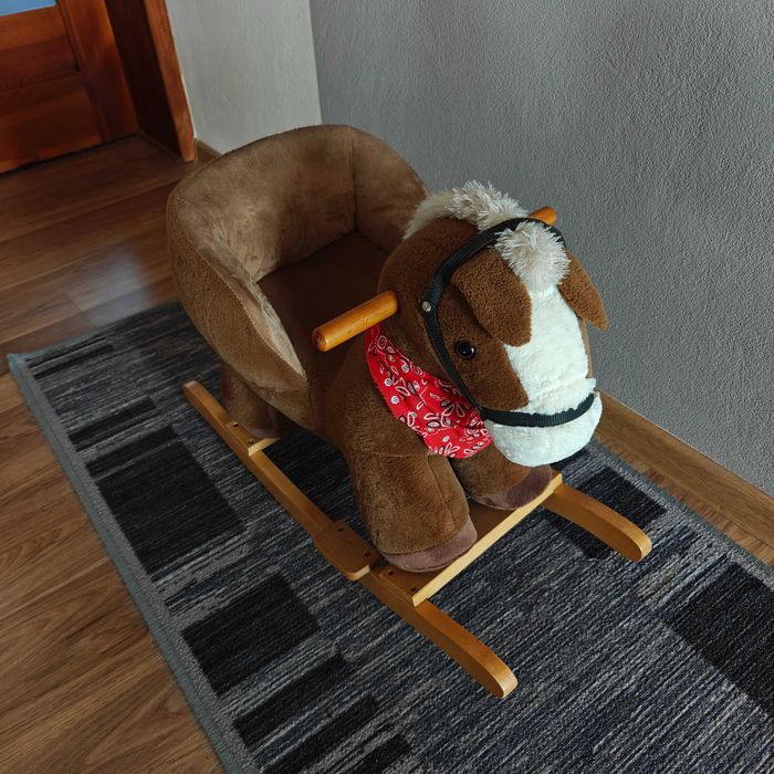 Koń na biegunach z oparciem