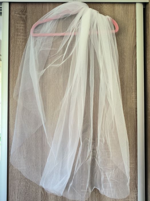 Krótki welon ślubny na grzebyku