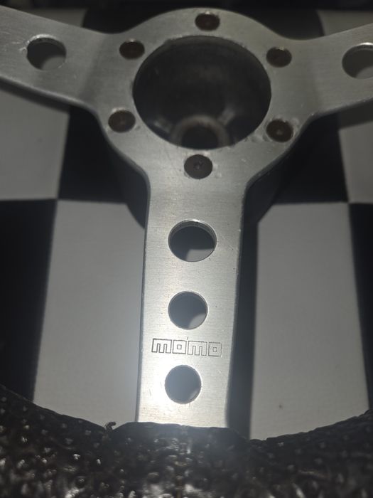 Volante MOMO GT com cubo