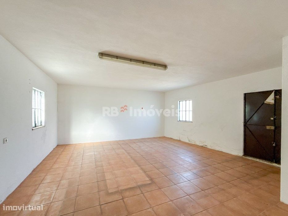 Moradia com espaço comercial