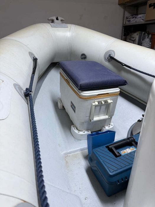 Barco semi-rígido Valiant, motor Mercury 25XD e com atrelado incluído