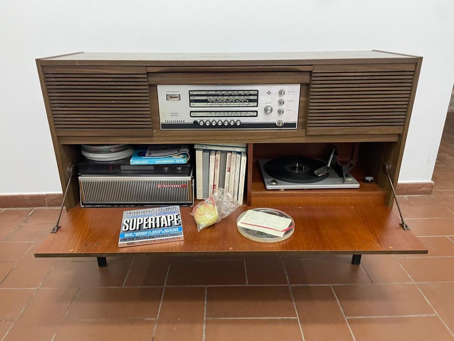 Móvel Antigo com Rádio, Gira-Discos e Gravador de Bobines – Telefunken