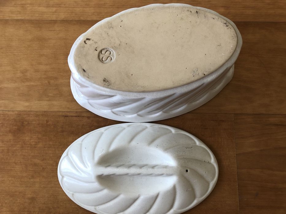 Small baking dish with lid426580396842035203