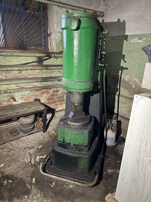 Пневмотический молот ковальний