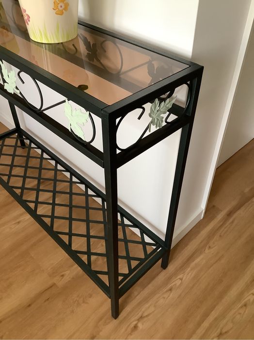 Credencia em ferro usada como nova