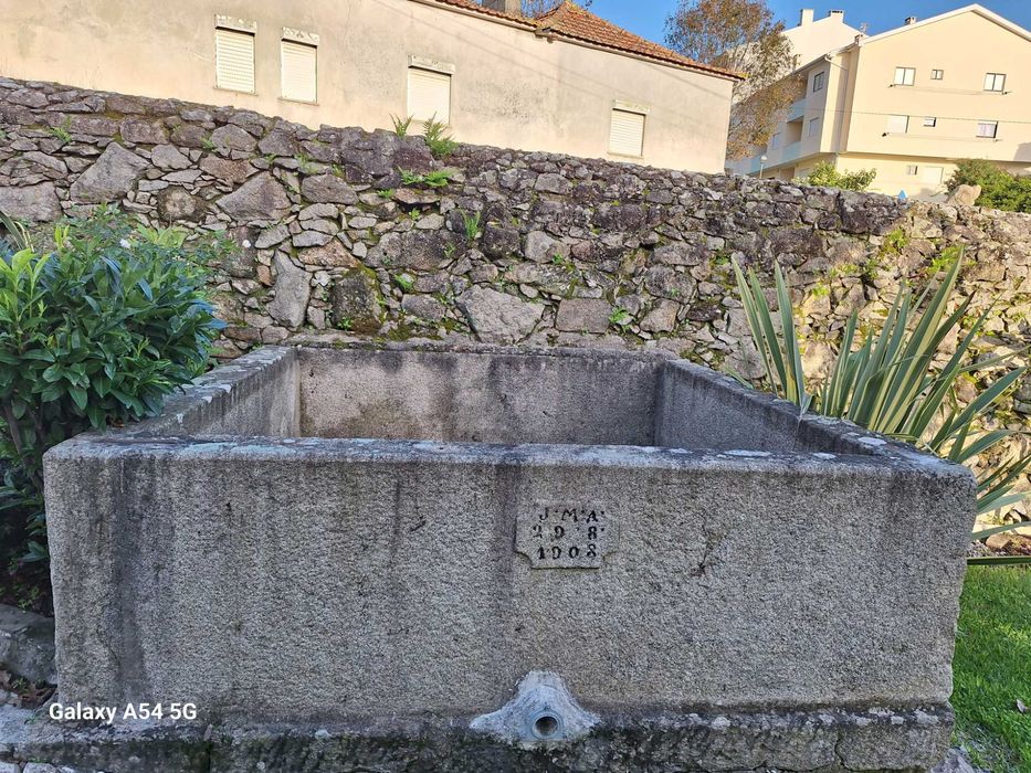 Tanque de pedra antigo de 1908