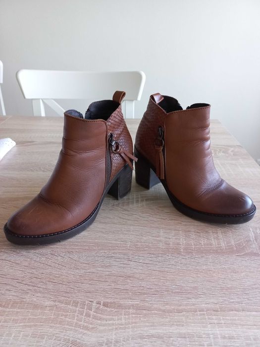 Botas Foreva em pele de salto alto