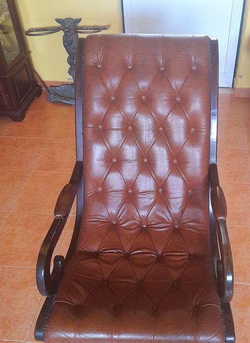 Cadeira de baloiço, estofada a pele genuína.