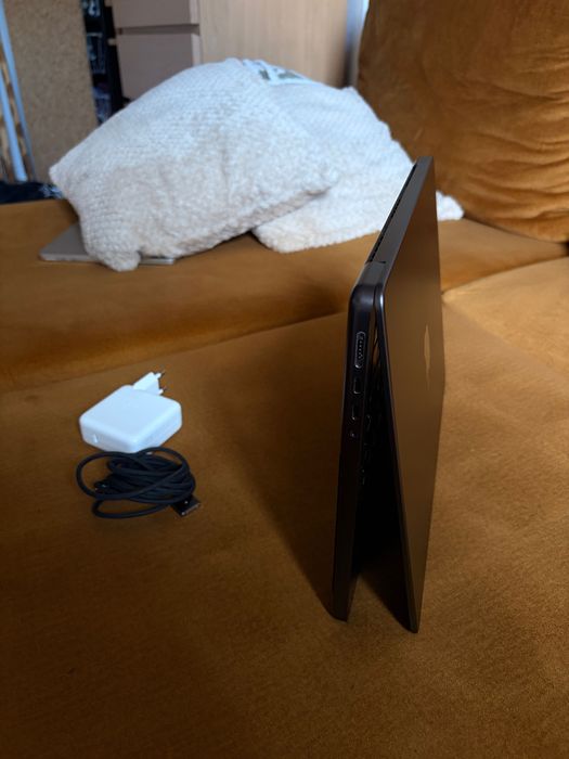 Apple MacBook Pro 14” M5 | 16 GB | 512 GB SSD | AppleCare+