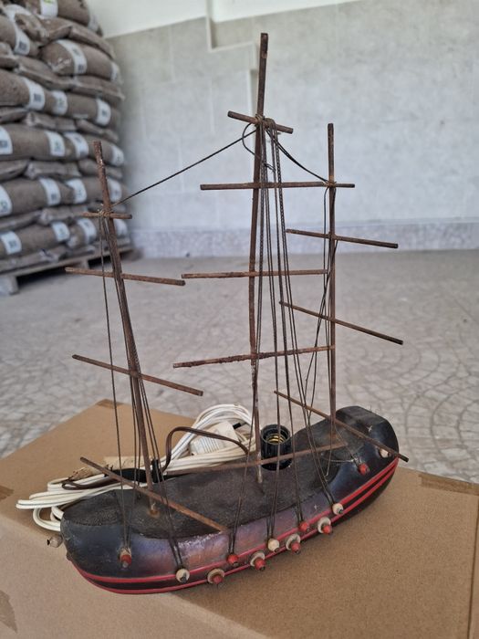 Candeeiro barco muito antigo