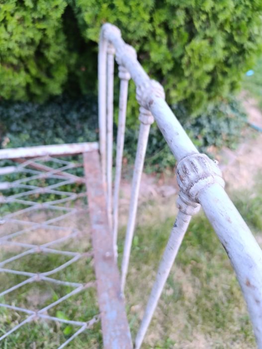 Metalowe łóżko na kółkach