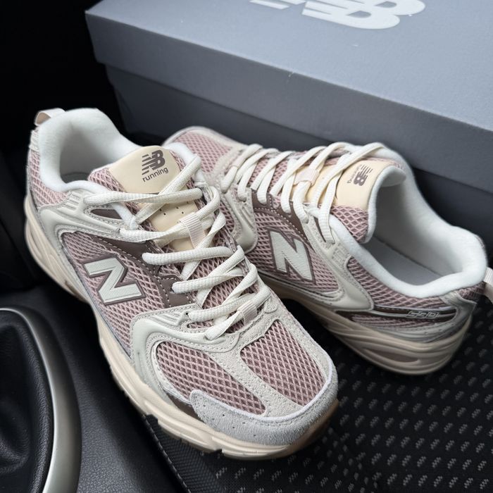 Жіночі кросівки нюбеланс рожеві з сірим сітка весна літо New balance 530 grey pink beige