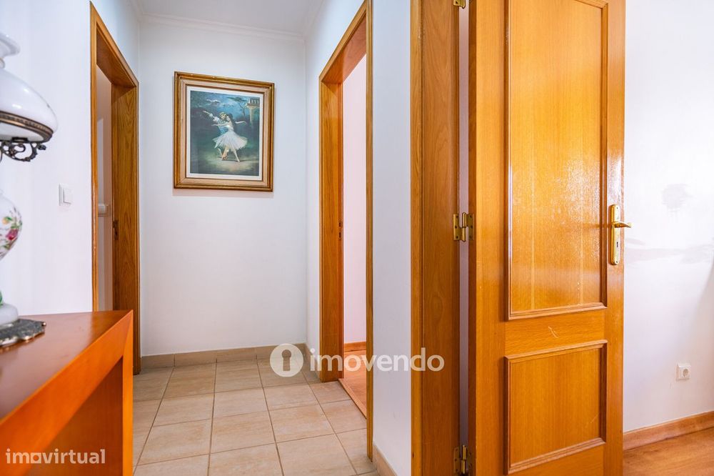 Apartamento T3 com áreas amplas, varandas e arrecadação, em Alverca