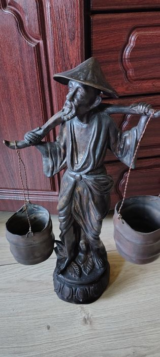 Stara duża rzeźba z brązu - Chińczyk niosący wodę