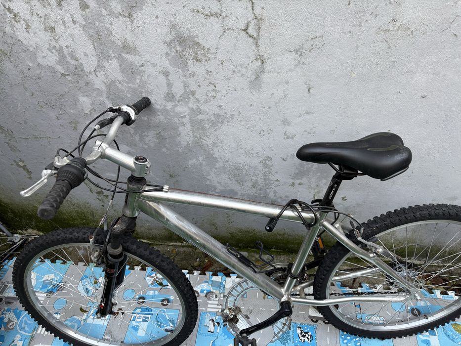 Bicicleta de marcha em bom estado
