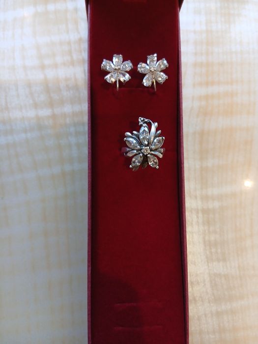 Срібні сережки і каблучка з цирконом 925 проба ХЮЗ 10,4 грам Нове