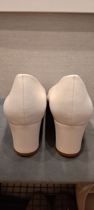 Beżowe na obcasie rozmiar 44
