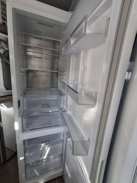 Холодильник  Samsung model RB37J5249WW