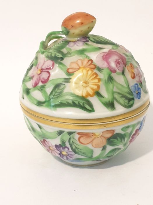 Magnífica caixa em porcelana pintada à mão marcada HEREND HUNGARY