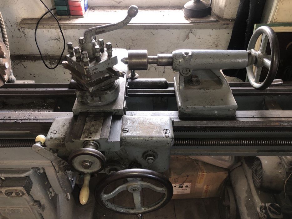 Продам старий токарний станок середніх розмірів, довга станина.