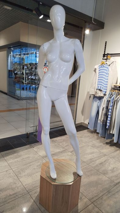 Манекени ростові, торси   жіночі , вживані. Обладнання для магазину.