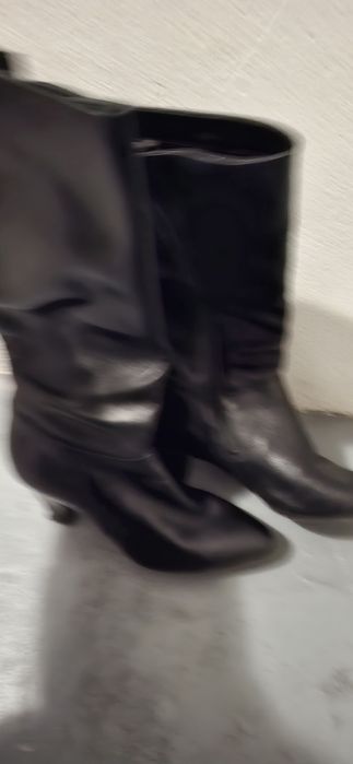 Botas pretas em pele cano alto Tam38