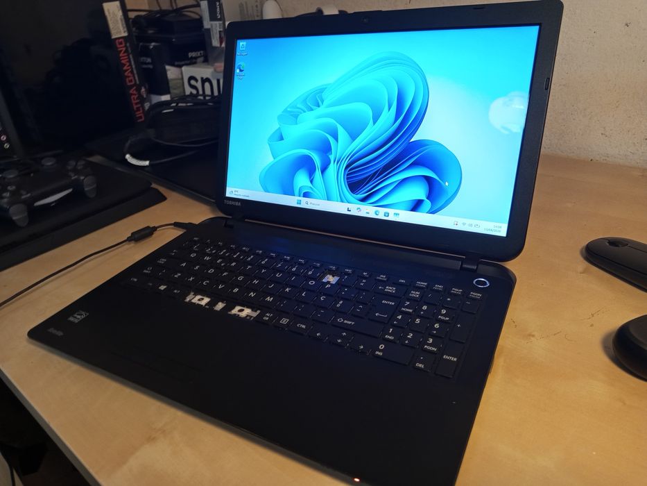 Computador Portátil Toshiba WIndows 11 / Intel / 4GB RAM / Disco 1TB / Wi-Fi