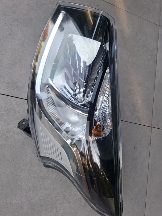 Sprzedam lampę do Opla Vivaro lewa przód 2016r.