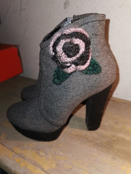 Szare botki na obcasie