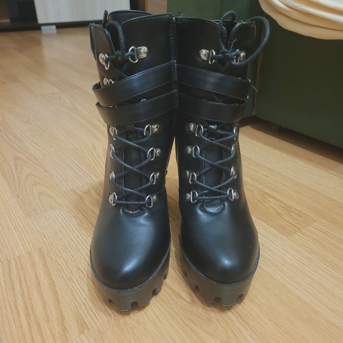 Ботинки на высоком каблуке