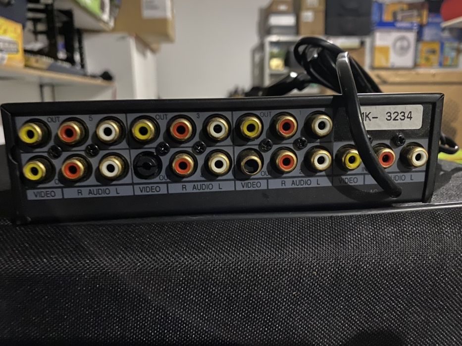 Amplificador e selectores de vídeo/áudio