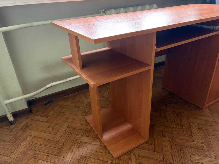 Стіл комп'ютерний